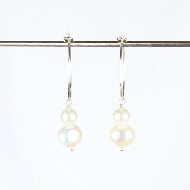 Hoops med hvide ferskvandsperler