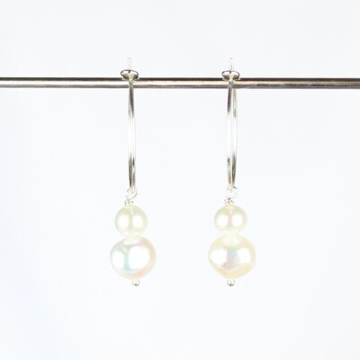 Hoops med hvide ferskvandsperler