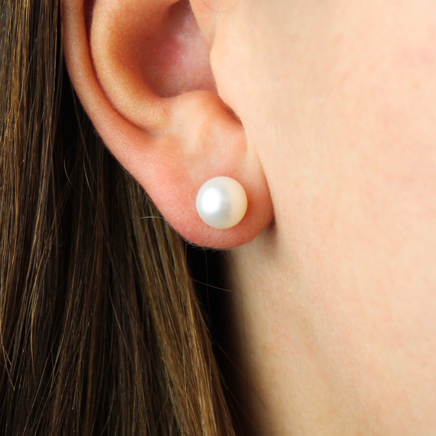 Hvide ferskvandsperle ørestikker (forgyldt)