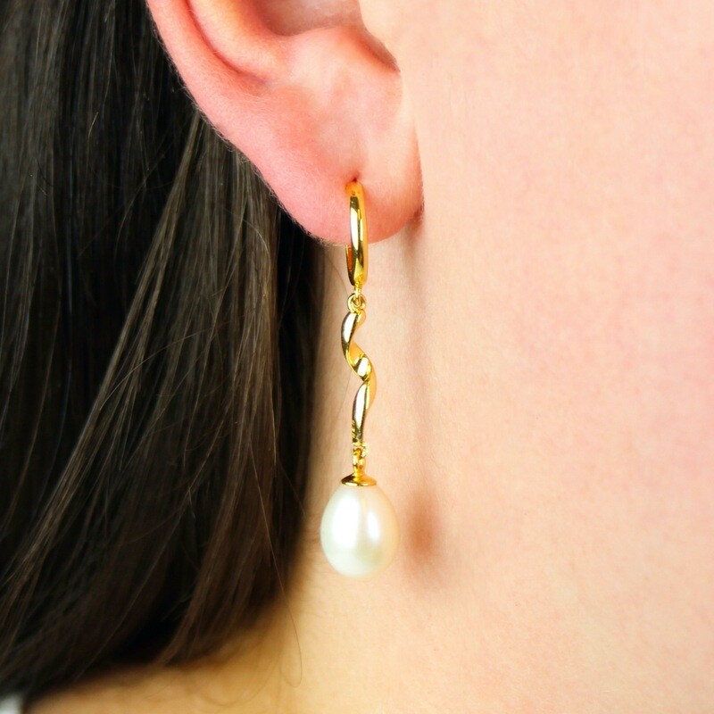 Snoet hvide perleøreringe