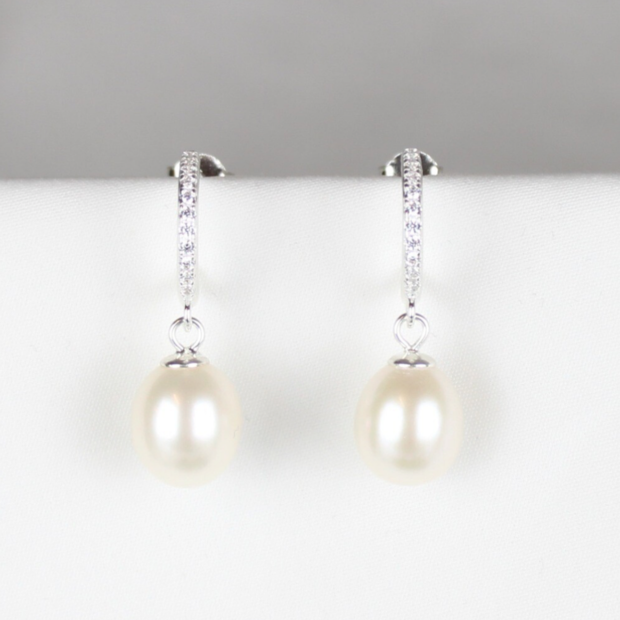 Hvide perleøreringe m. rhinsten.