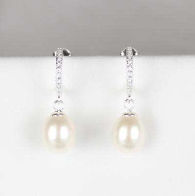 Hvide perleøreringe m. rhinsten.