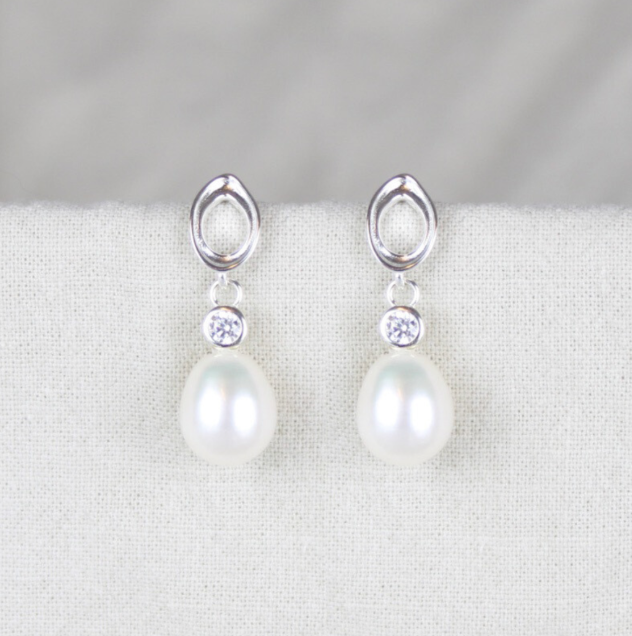 Ovale ørestikker m. hvide rhinsten perler