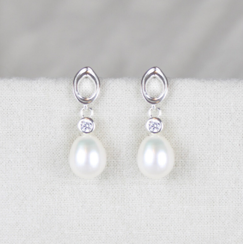 Ovale ørestikker m. hvide rhinsten perler