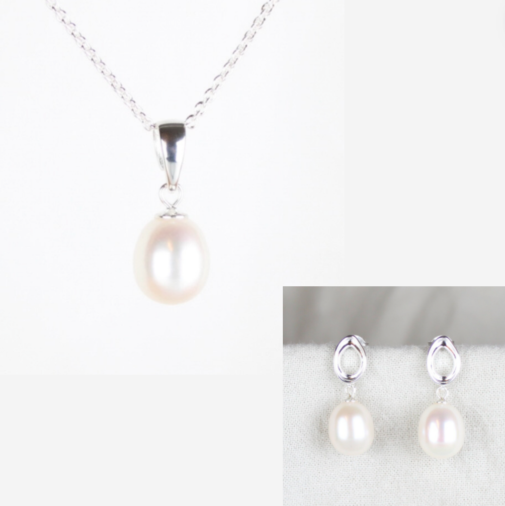 Smykkesæt - Sølv med hvide ferskvandsperler &amp; ovale ørestikker