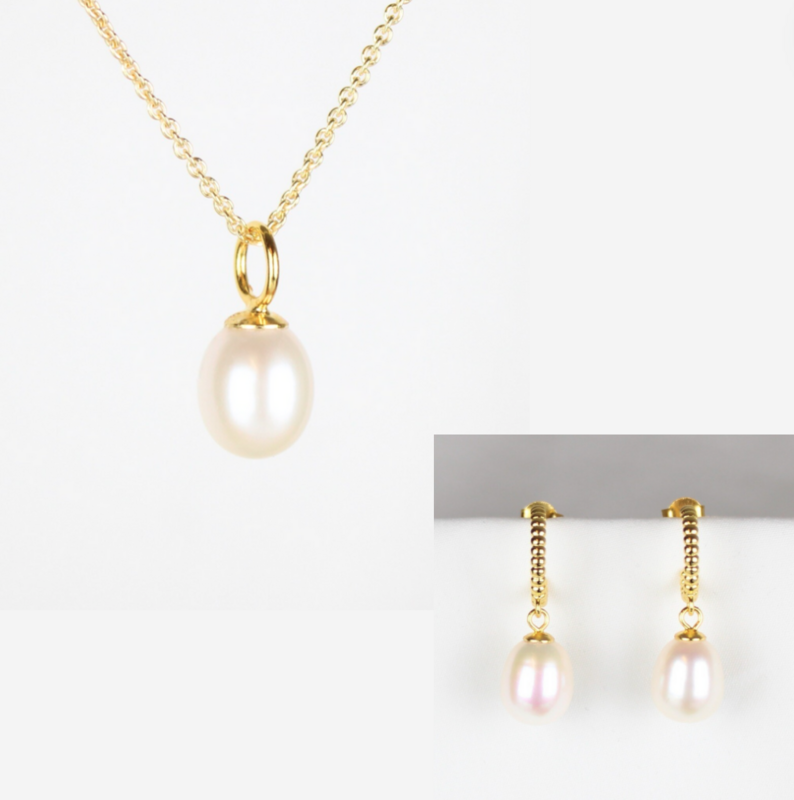 Smykkesæt - forgyldt med hvide ferskvandsperler &amp; kugle creoler