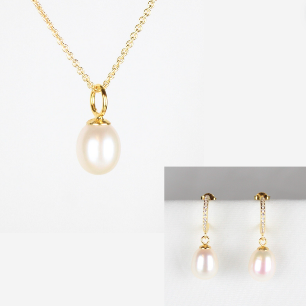 Smykkesæt - forgyldt med hvide ferskvandsperler &amp; rhinsten