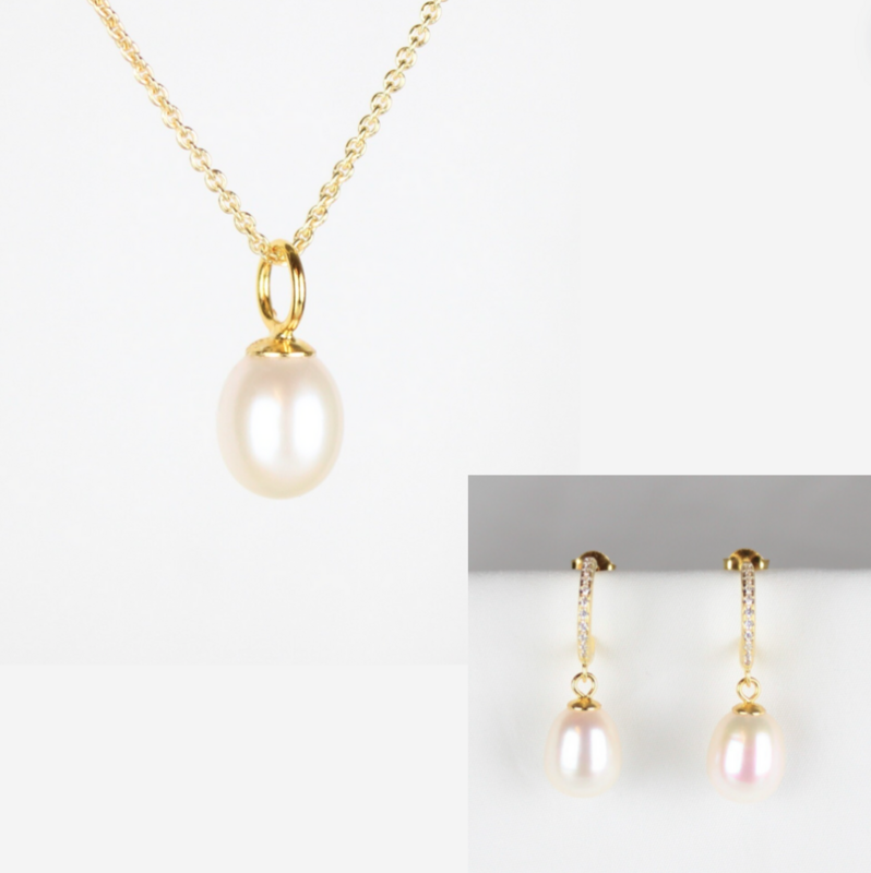 Smykkesæt - forgyldt med hvide ferskvandsperler &amp; rhinsten