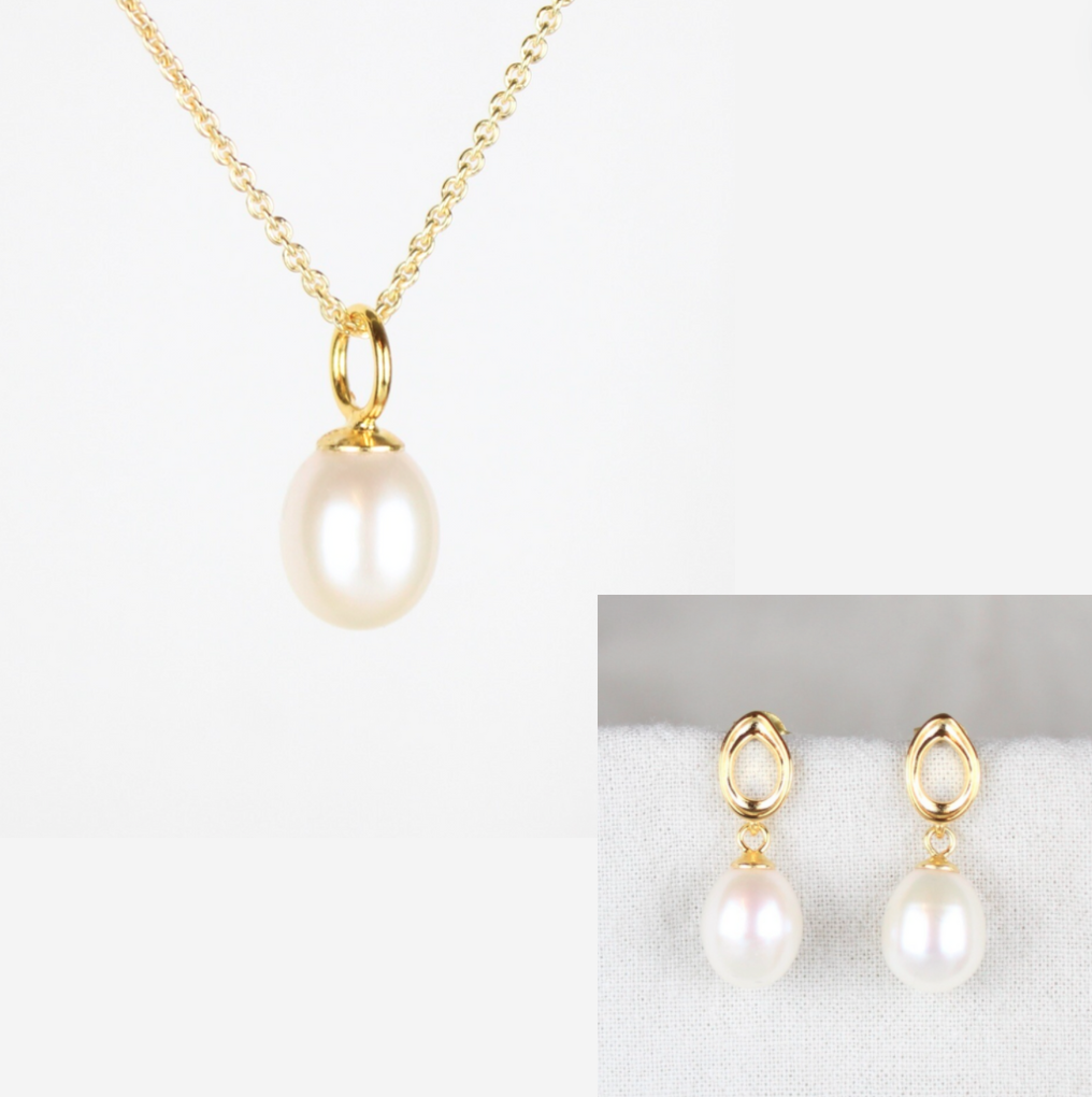 Smykkesæt - forgyldt med hvide ferskvandsperler &amp; ovale creoler