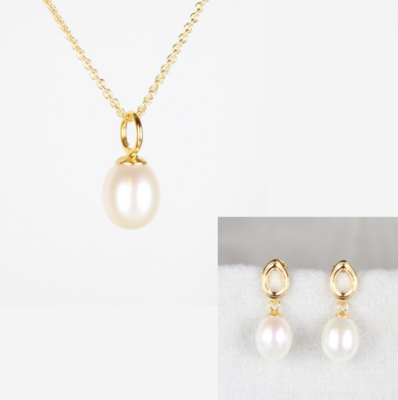 Smykkesæt - forgyldt med hvide ferskvandsperler &amp; ovale creoler