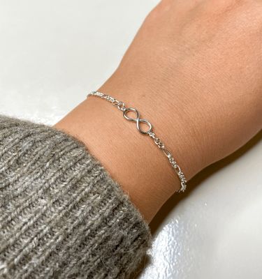 Figaro armbånd med uendelighedstegns vedhæng