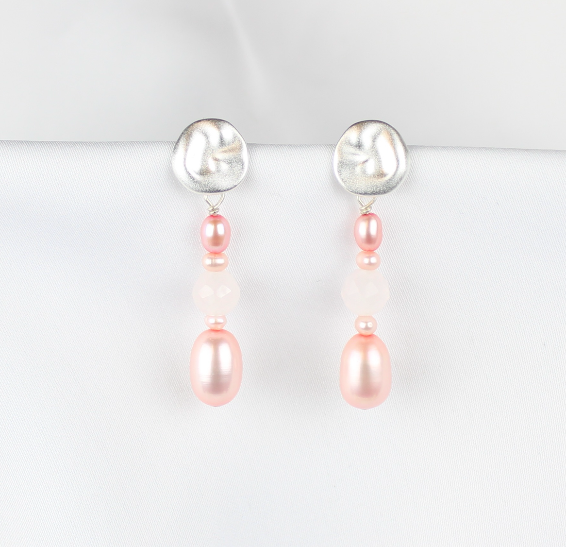 Banket ørestikker m. rosa ferskvandsperler