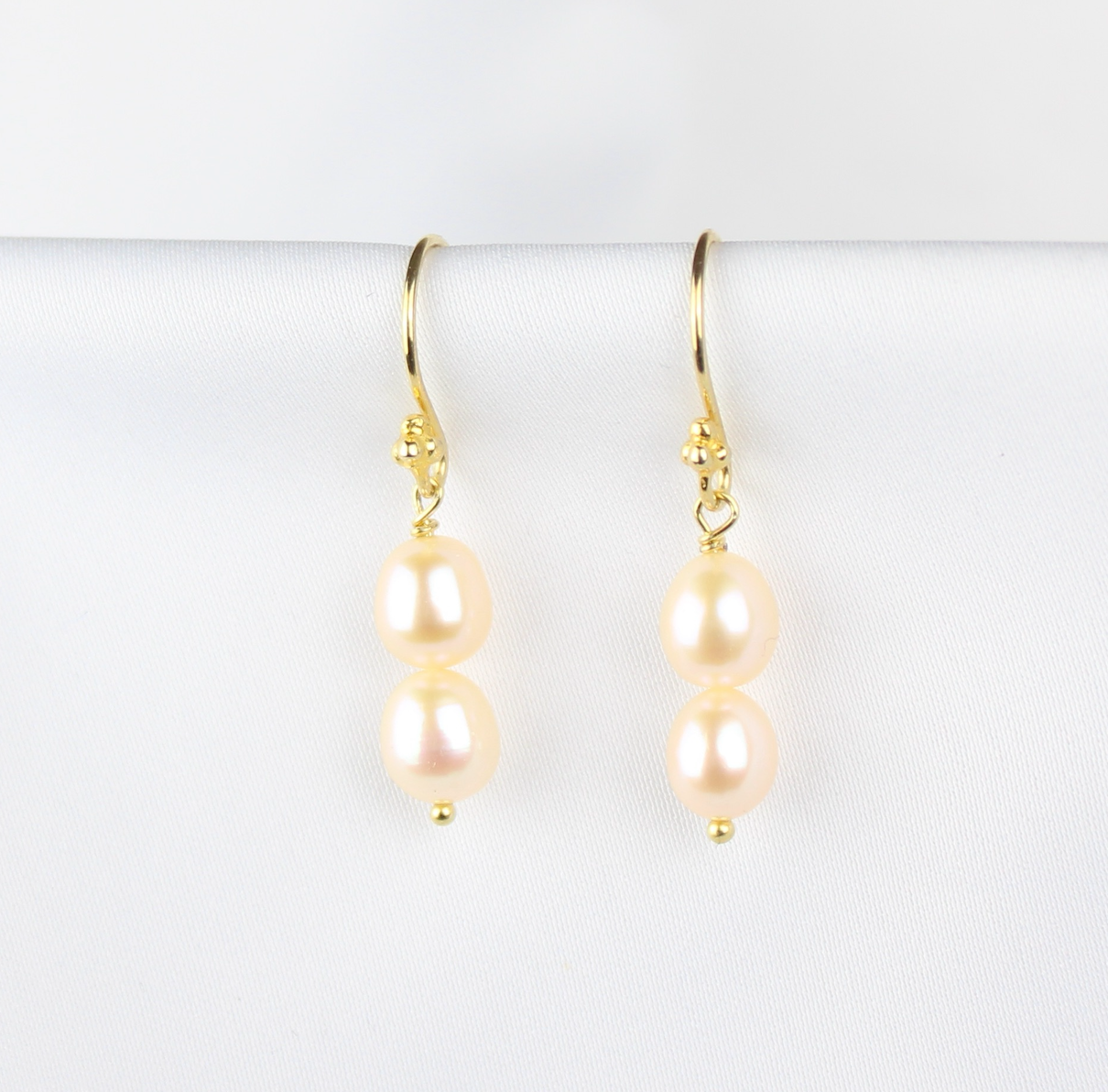 Ørebøjler  m. beige ferskvandsperler