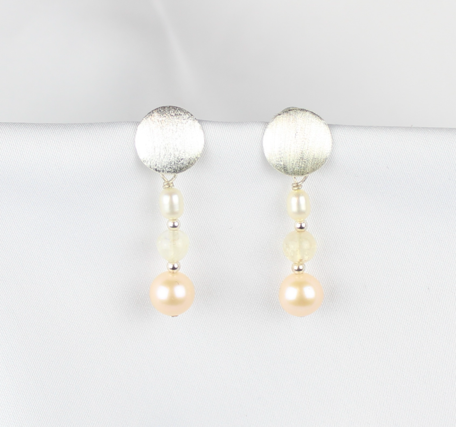 Børstet ørestikker m. beige ferskvandsperler