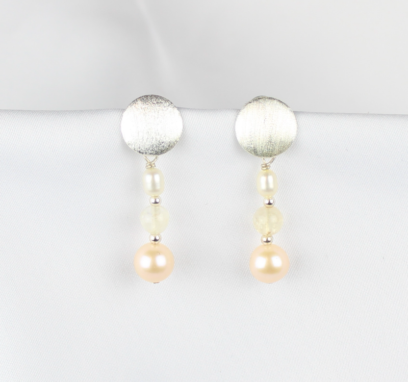 Børstet ørestikker m. beige ferskvandsperler