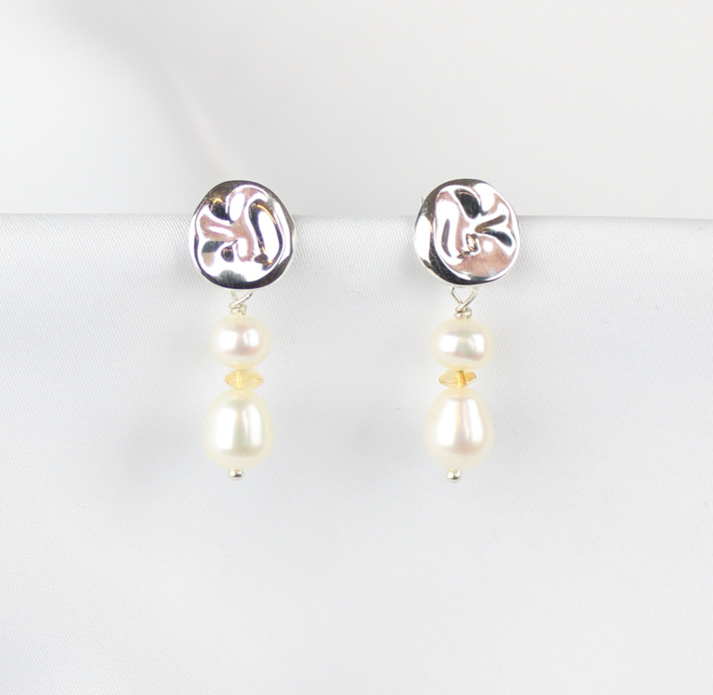 Banket ørestikker m. hvide ferskvandsperler og citrin