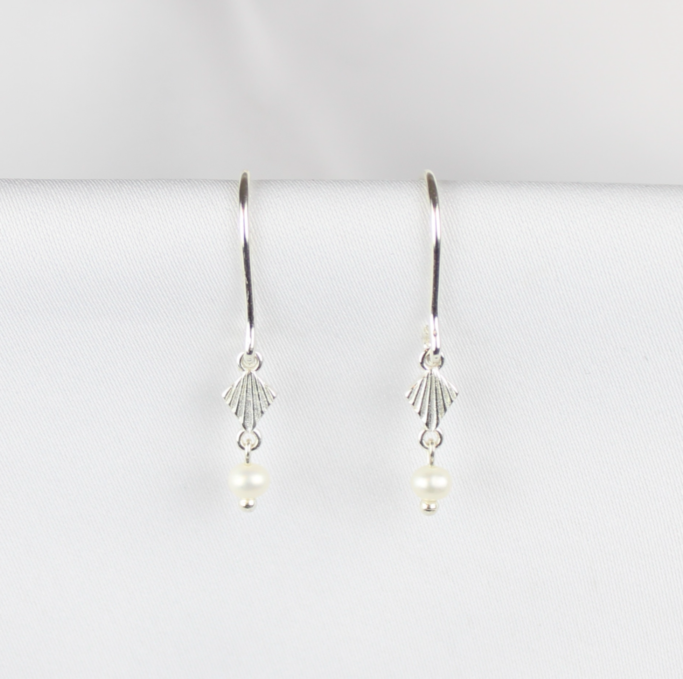 Lange ørebøjler m. hvide ferskvandspelre