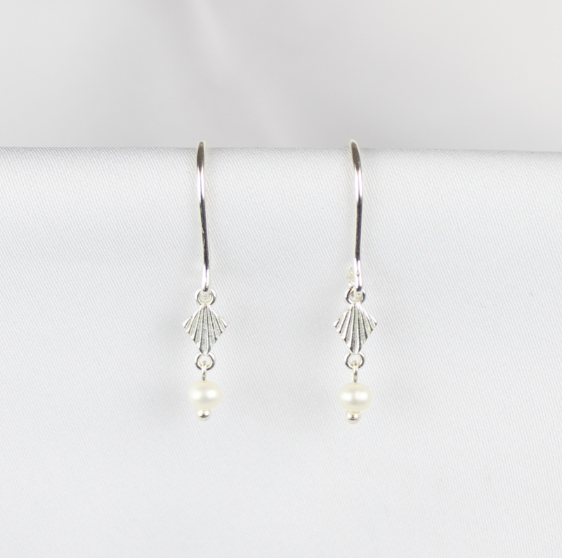 Lange ørebøjler m. hvide ferskvandspelre