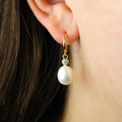 Rhinsten øreringe m. hvide ferskvandsperler (forgyldt)