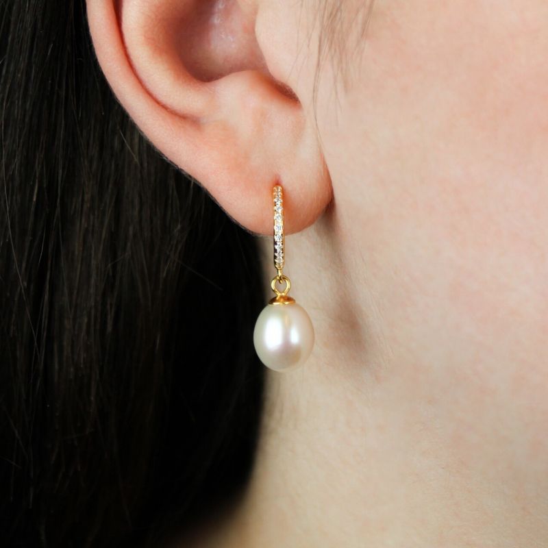 Rhinsten creoler med hvide ferskvandsperler