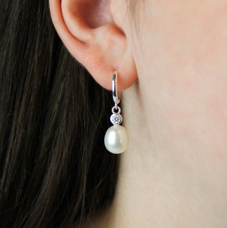 Rhinsten øreringe m. hvide ferskvandsperler