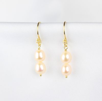 Ørebøjler  m. beige ferskvandsperler