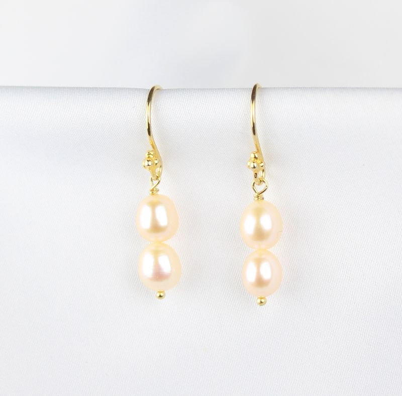 Ørebøjler  m. beige ferskvandsperler