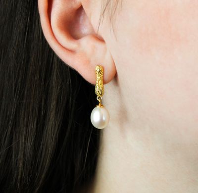 Aflange rustikke hvide perleøreringe