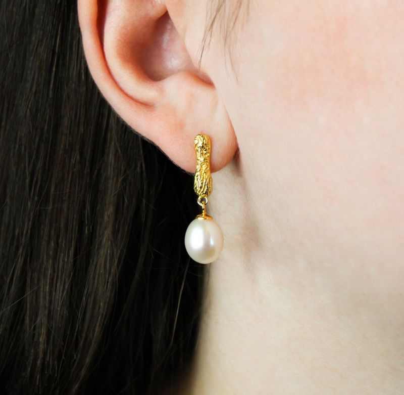 Aflange rustikke hvide perleøreringe