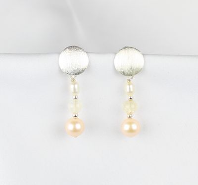 Børstet ørestikker m. beige ferskvandsperler