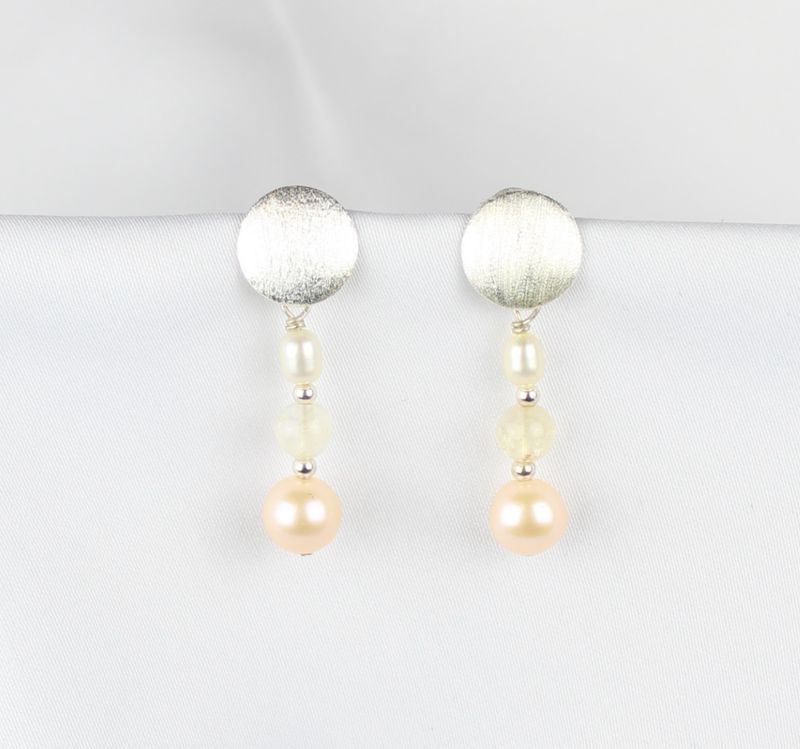 Børstet ørestikker m. beige ferskvandsperler