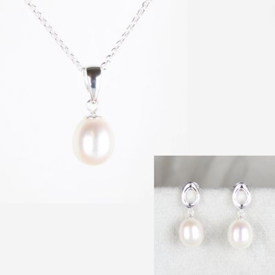 Smykkesæt - Sølv med hvide ferskvandsperler &amp; ovale ørestikker