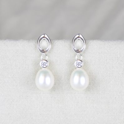 Ovale ørestikker m. hvide rhinsten perler