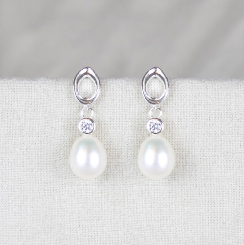 Ovale ørestikker m. hvide rhinsten perler