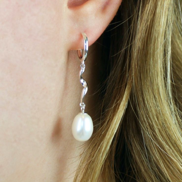 Creoler med snoet vedhæng &amp; hvide  perler