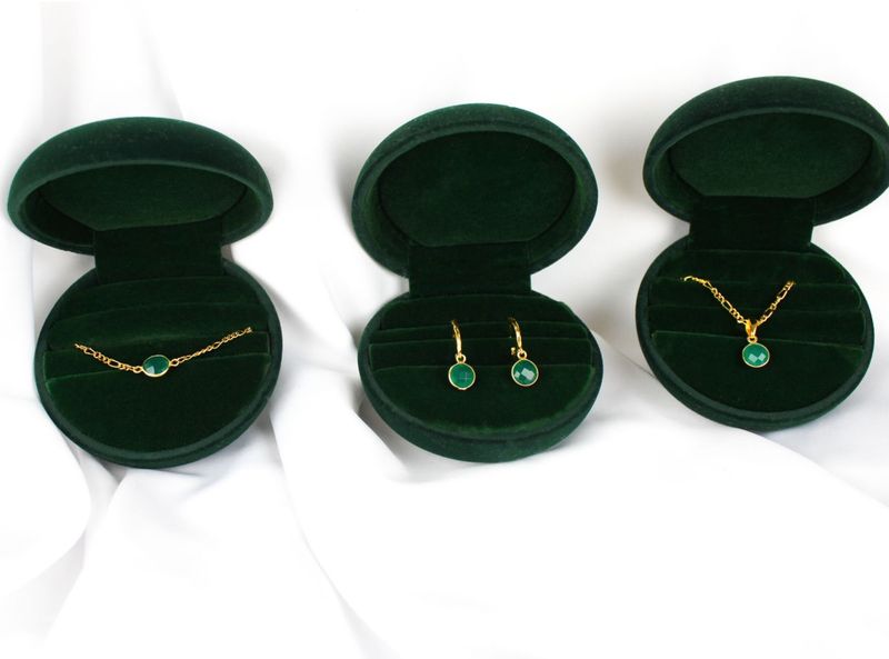 Smykkesæt - grøn onyx sten (forgyldt)