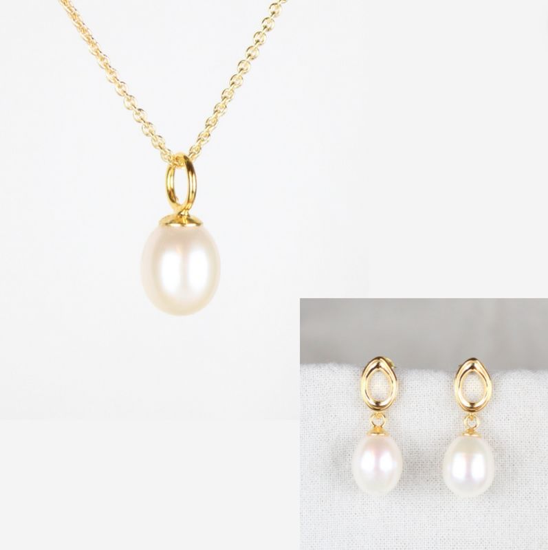 Smykkesæt - forgyldt med hvide ferskvandsperler &amp; ovale creoler