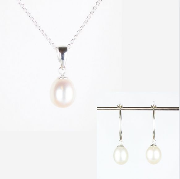 Smykkesæt - Sølv med hvide ferskvandsperler &amp; hoops