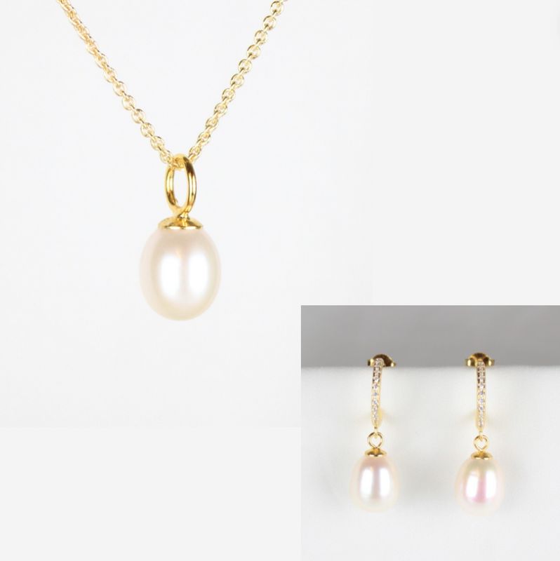 Smykkesæt - forgyldt med hvide ferskvandsperler &amp; rhinsten