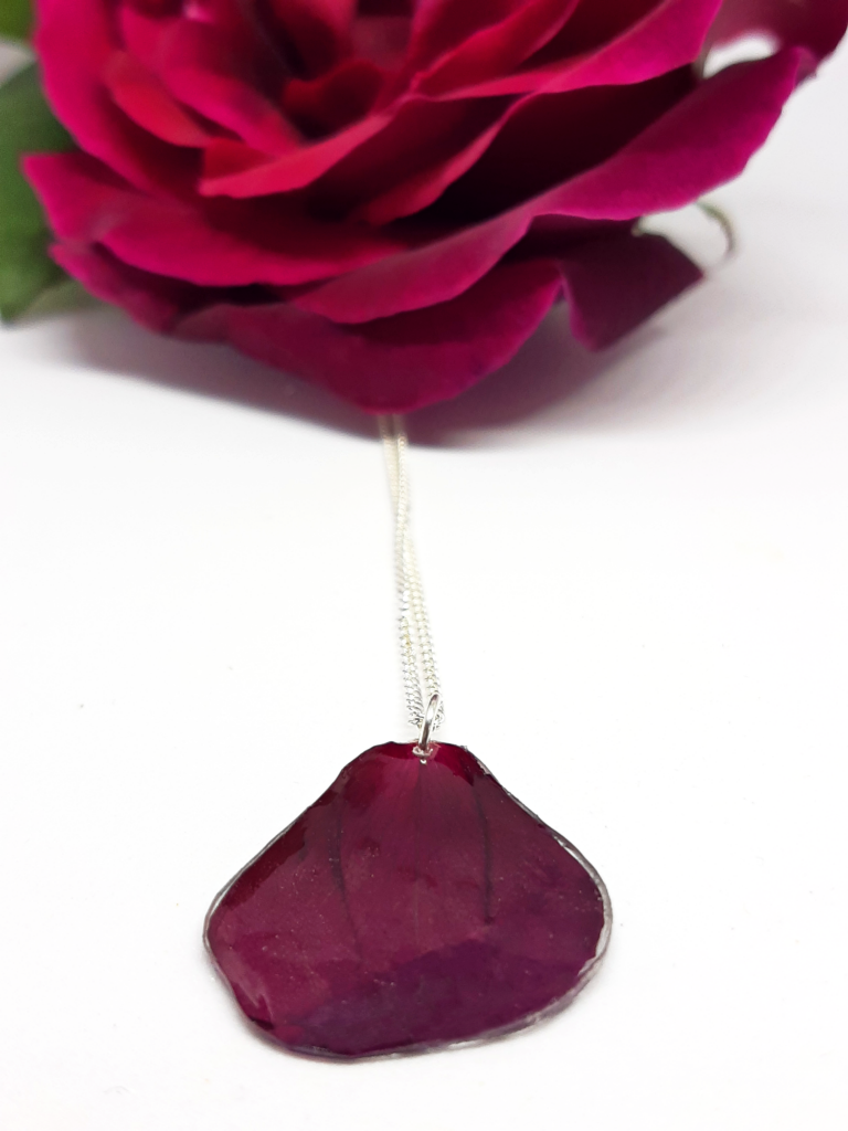 Collar pétalo de rosa