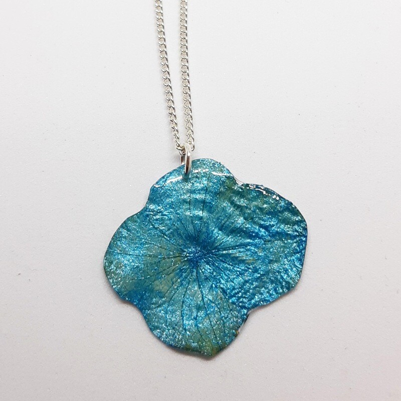Collar hortensia pintada a mano