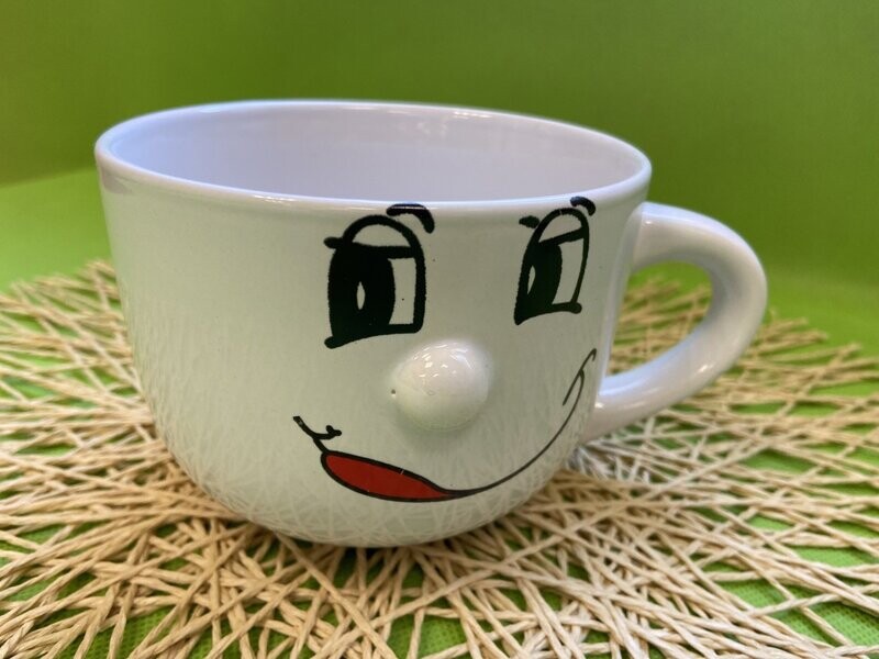 Taza de cerámica con cara sonriente
