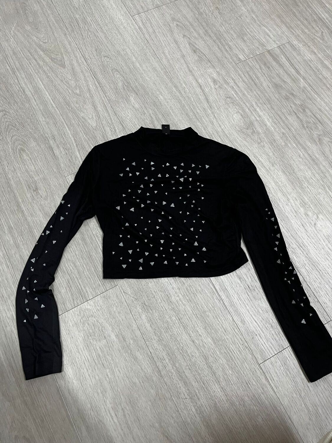 Crop top, zwart met driehoekjes (9)
