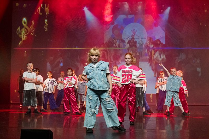 Vest, jeans (4) Vest, jeans (4)