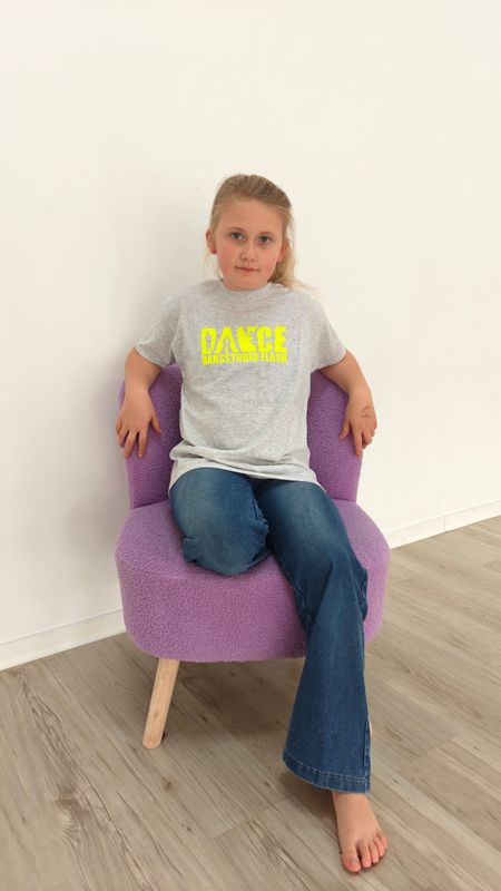 Grijze t-shirt met fluo geel logo - unisex Grijze t-shirt met fluo geel logo - unisex