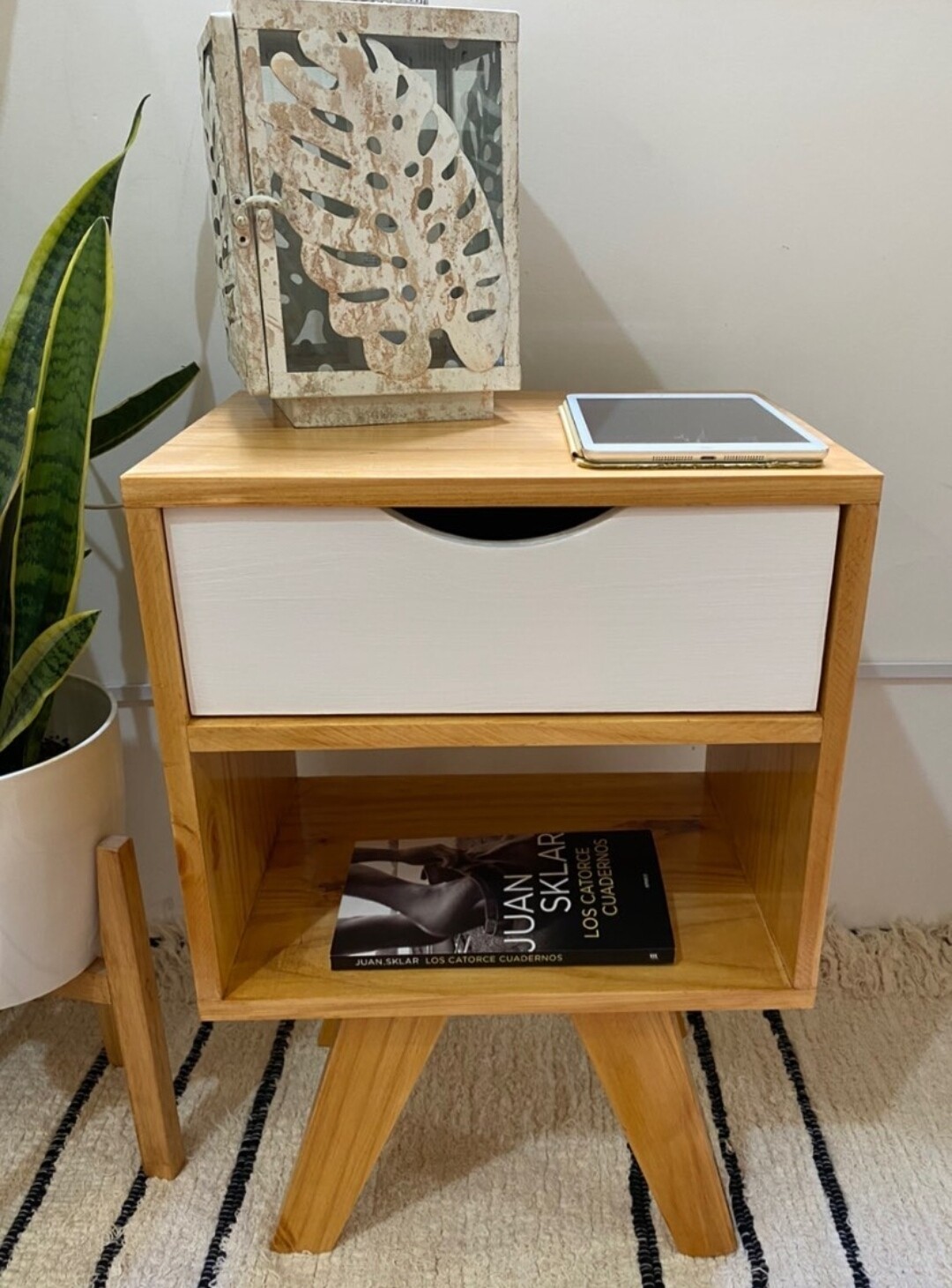 Mesa De Luz Nórdica Con Un Cajón