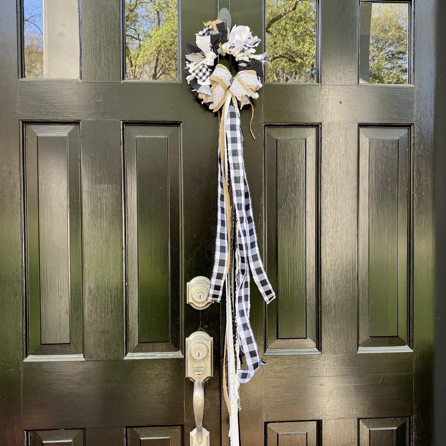 Classic Old Fashioned Black &amp; White with Burlap Mini Round Fabric Wreath (with Detachable Multi-Layered Bow and Flowing Tail)