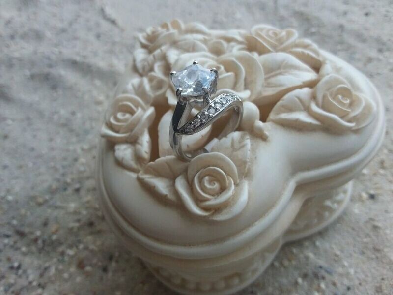 925 Silber! Toller Ring mit gefassten und facetierten Zirkonia
