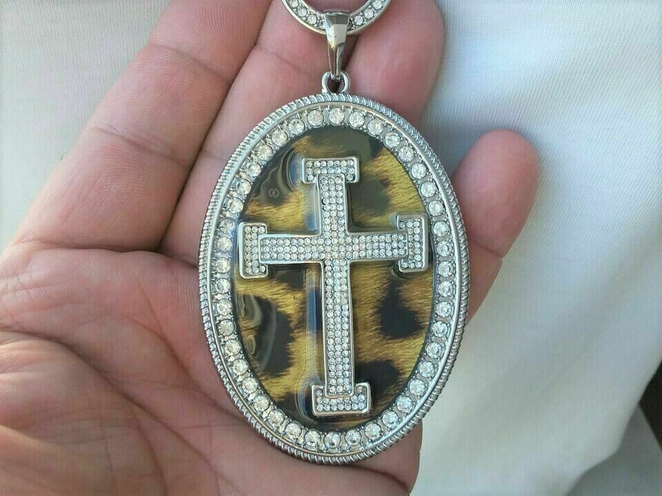 Tolles Kreuz auf ovaler Platte mit Steinen besetzt