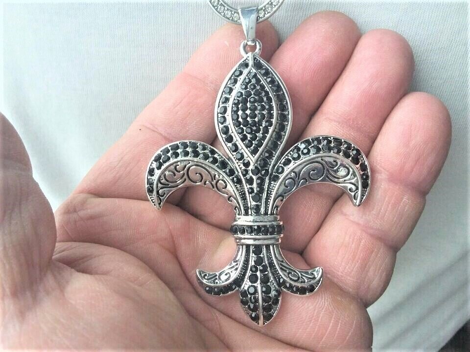 Franz. Lilien Anhänger mit schwarzen Swarovski Elementen besetzt